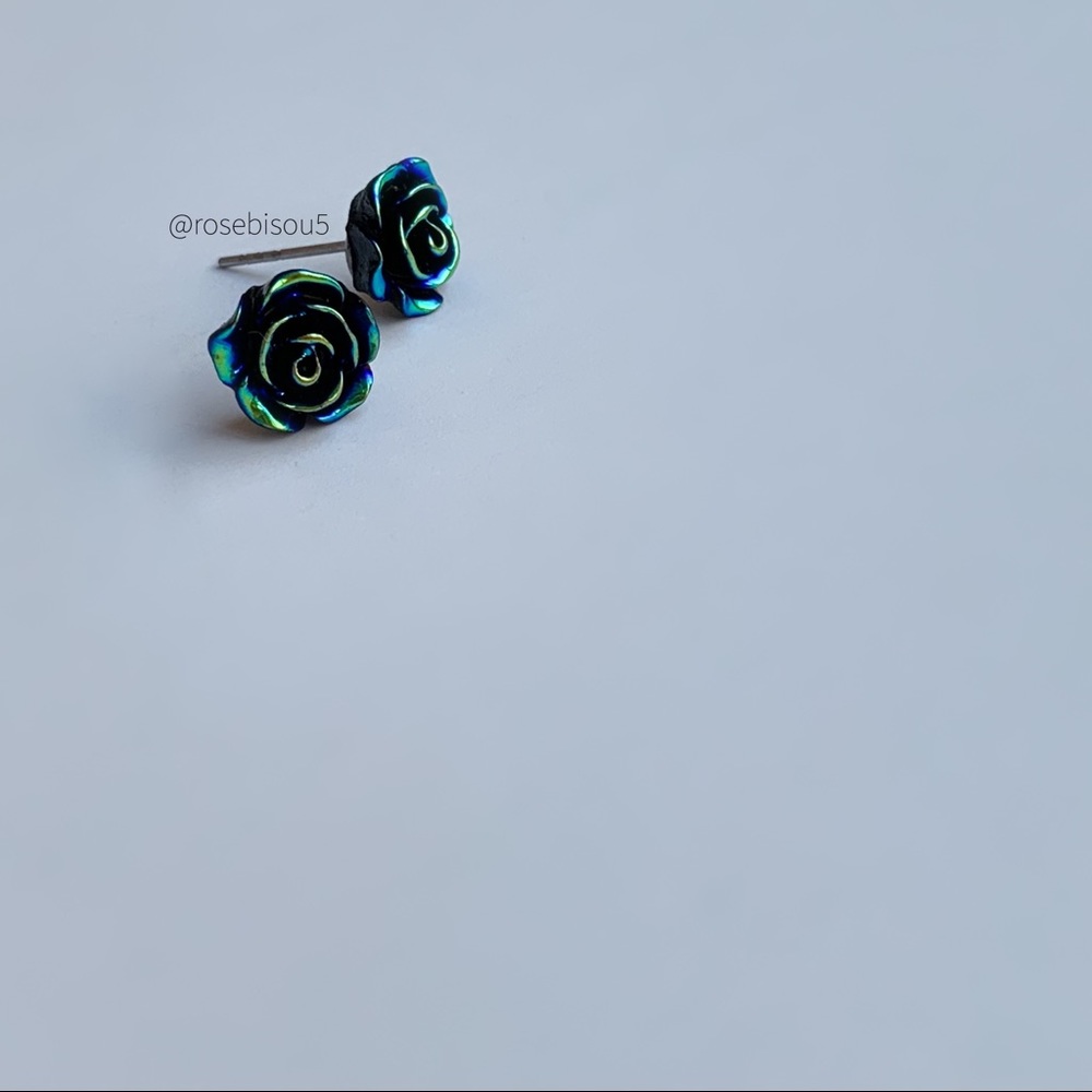 🏹♥️🆕Metallic Finish Acrylic Rose Stud Earrings
